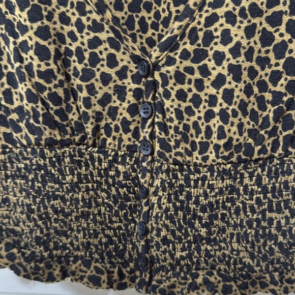 urban outfitters short sleeve cropped animal print top - Picture 3 of 5